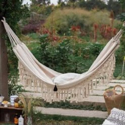 QUVIO Hangmat Voor In De Tuin - Tuinstoelen - Reishangmat Voor Camping, Outdoor En Reizen - Hamock - Katoen Ademend - Maximale Belasting Van 250KG - Lig Oppervlak Van 180 Cm - Geschikt Voor 1 Persoon - Beige 12 QUVIO Hangmat Voor In De Tuin - Tuinstoelen - Reishangmat Voor Camping, Outdoor En Reizen - Hamock - Katoen Ademend - Maximale Belasting Van 250KG - Lig Oppervlak Van 180 Cm - Geschikt Voor 1 Persoon - Beige -Fijne Tuinmeubelwinkel 1200x1200 1349