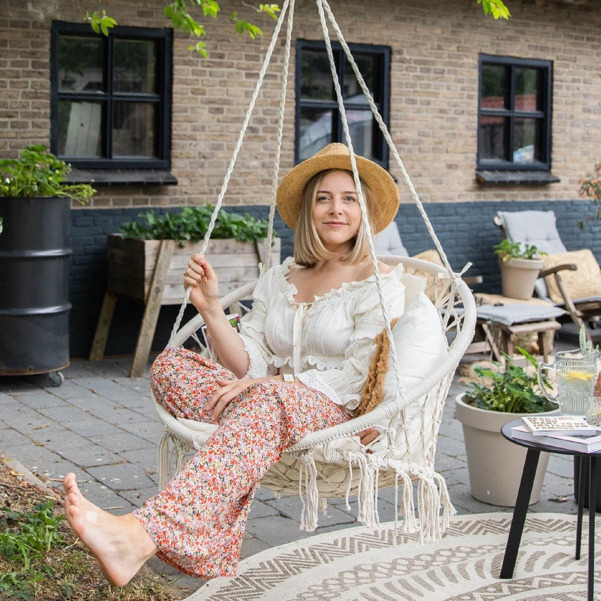 Vita5 Macramé Hangstoel - Voor Binnen En Buiten - Zonder Standaard - Incl. Kussen, Boekenvak En Beschermhoes - Tot 150kg - Beige 4 Vita5 Macramé Hangstoel - Voor Binnen En Buiten - Zonder Standaard - Incl. Kussen, Boekenvak En Beschermhoes - Tot 150kg - Beige - Afbeelding 4