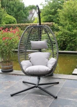Pro Garden Lowander Hangstoel Egg 191x126x126- Schommelstoel Met Rattan Cocoon En Robuust Stalen Standaard Incl. Kussens - Volledig Inklapbaar - Lichtgrijs -Fijne Tuinmeubelwinkel 862x1200