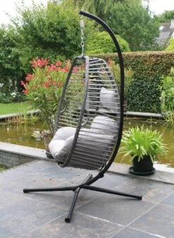 Lowander Egg Hangstoel Cocoon - Voor Binnen & Buiten - Met Standaard - Incl. Kussens -Fijne Tuinmeubelwinkel 878x1200 1